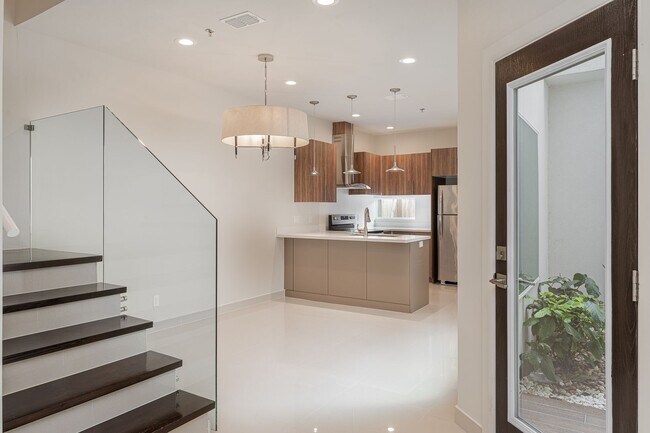 Building Photo - Beautiful 3 Bedroom Townhome in McAllen