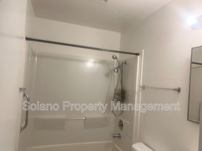 Building Photo - 1104 School St