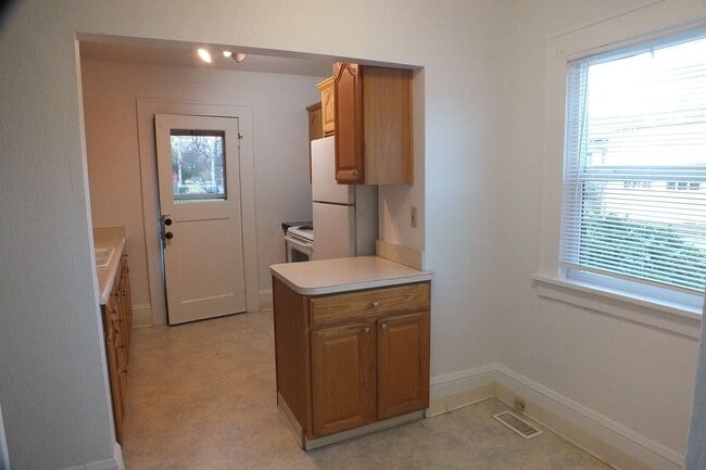 Building Photo - 1 Bedroom Duplex!
