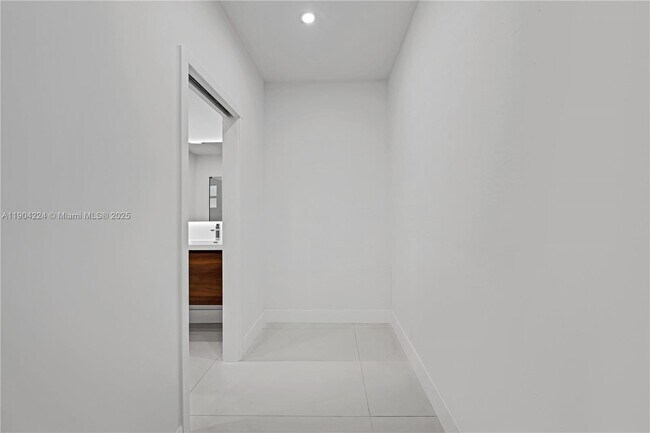 Building Photo - 818 NE 3rd St