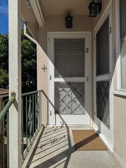 Private upstairs apartment - 554 E Cypress Ave