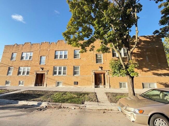 Primary Photo - 5842 W Barry Ave