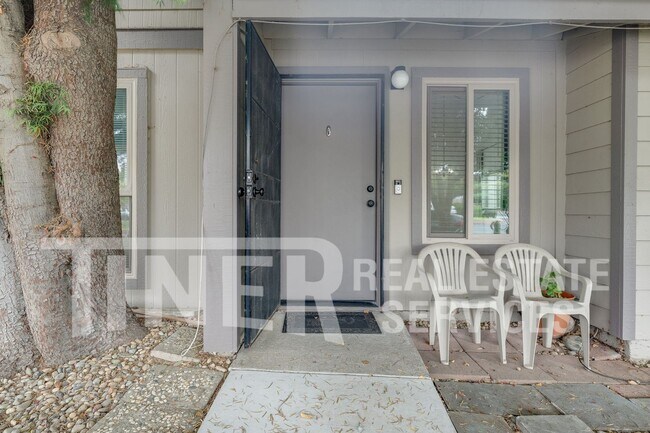 Building Photo - 324 Bridge Pl