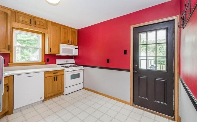 Building Photo - 3 Bedroom/1.5 Bathroom House - Available August 1st, 2025!