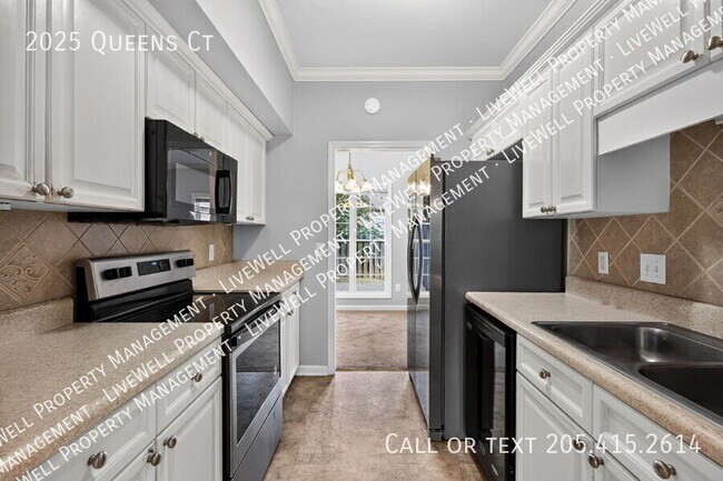 Building Photo - 2025 Queens Ct