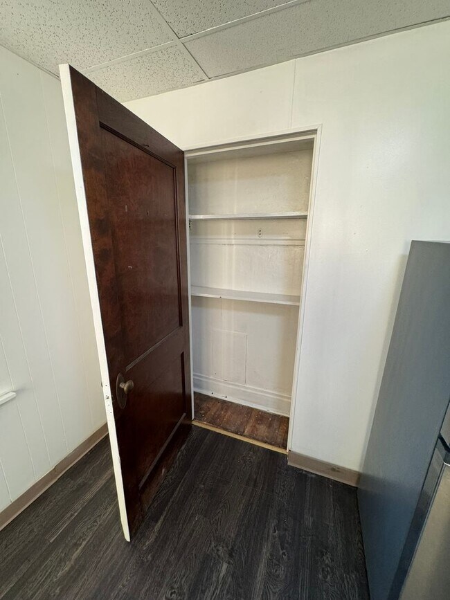 Building Photo - Cozy Studio Apartment In Fantastic Location!