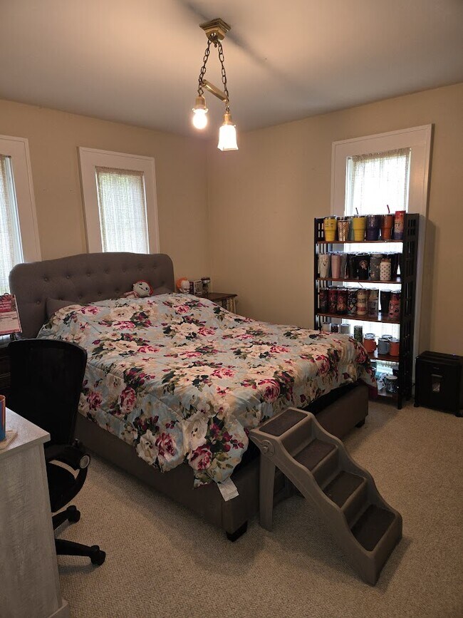 Building Photo - 316 E 7th St