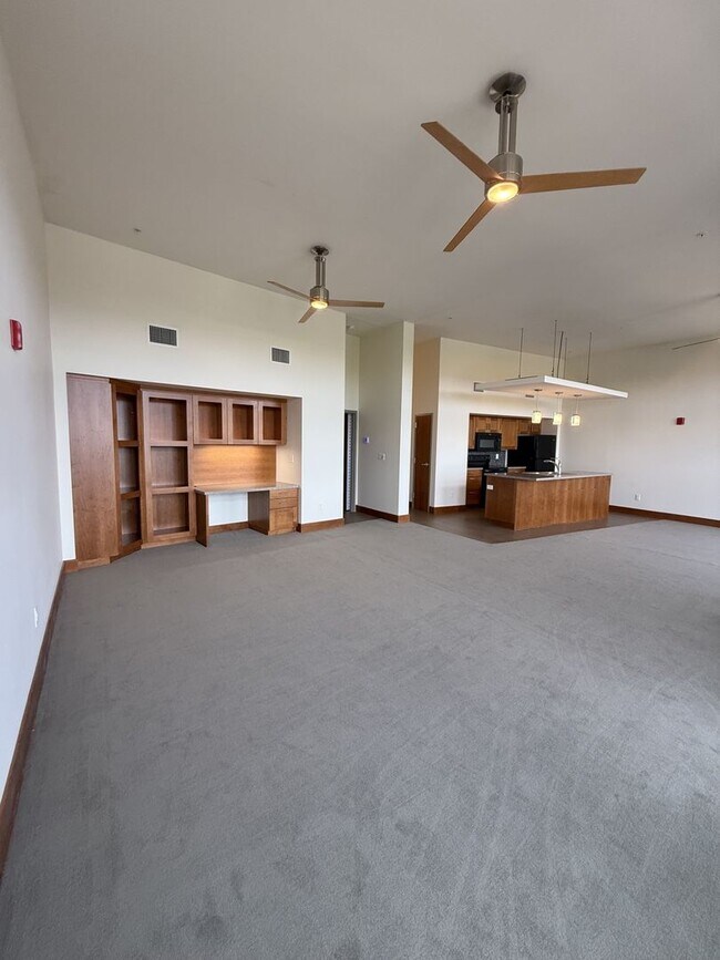 Building Photo - Luxury Apartment