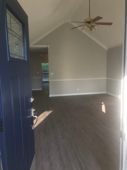 looking in front door view - 1122 Woods Edge Dr