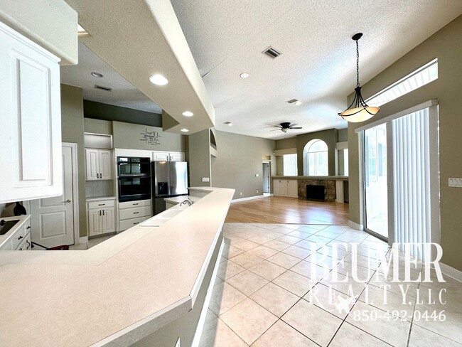 Building Photo - Tranquil Retreat on Naples Drive with Pool