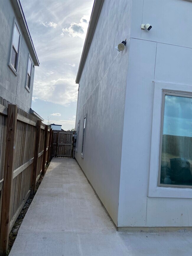 Building Photo - 9975 Rosary Ln