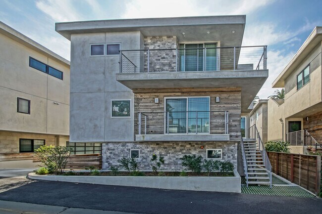 Building Photo - NEWER, LUXURIOUS & MODERN, 2920 SQ FT HOME W/ HIGH END DETAILS, AMAZING DECK/BALCONY SPACE, 2-CAR...