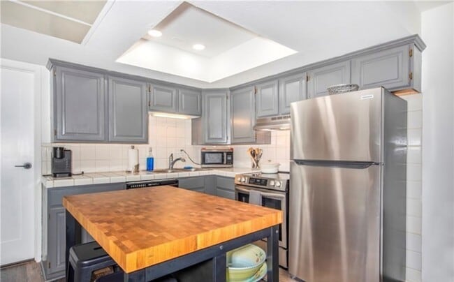 Building Photo - CLEAN & QUIET 2 BED 1 BATH CONDO