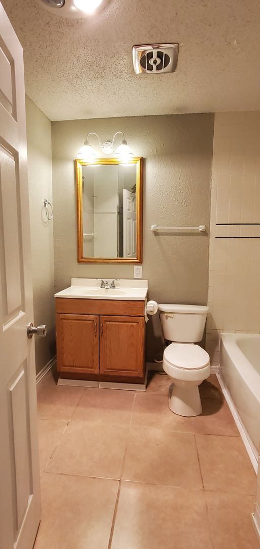 Building Photo - Spacious 3 Bedroom 2 Bath in University Park!