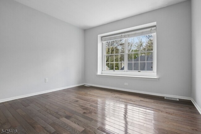 Building Photo - 14 Exeter Rd