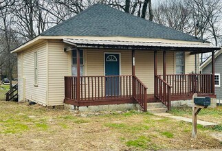 Building Photo - Two Bedroom, 1 Bath House in Columbia! Apply-your application fee will be credited to your first ...