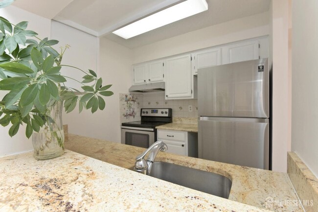 Building Photo - 1901 Ravens Crest Dr