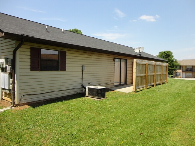 Building Photo - 2 Bedroom Duplex – Move-In Ready!