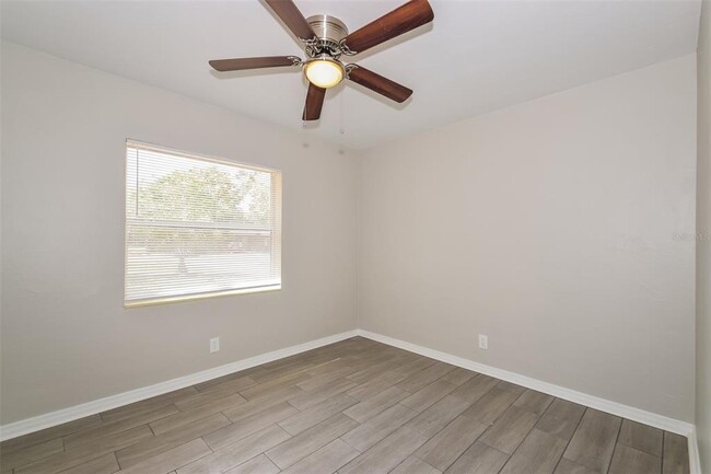 Building Photo - 4542 Tarpon Dr