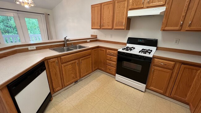 Building Photo - (3) Bedroom, (2) Bathroom Townhouse in Ind...