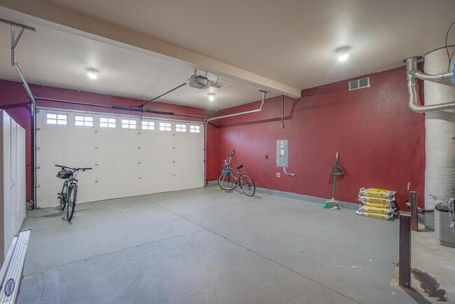 Building Photo - SPACIOUS FIVE BEDROOM HOUSE IN VANCOUVER