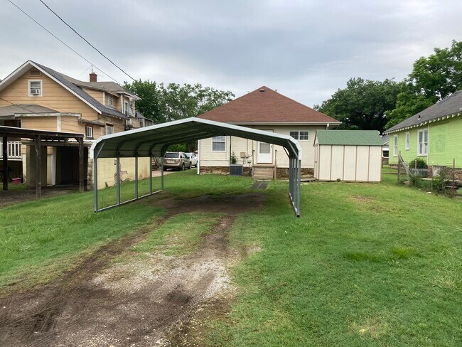 Building Photo - 211 E Will Rogers Blvd