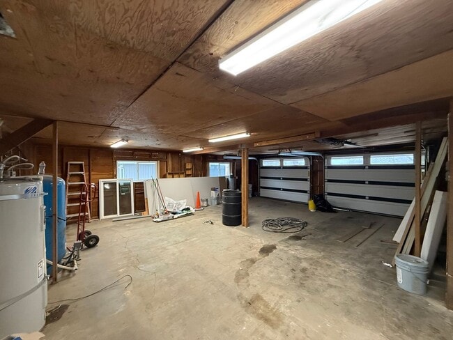 Building Photo - Fully Renovated- 4 bedroom 2 bathroom home