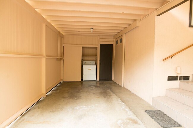 Building Photo - 3 Bedroom 2 Bathroom Home in Mission Canyon