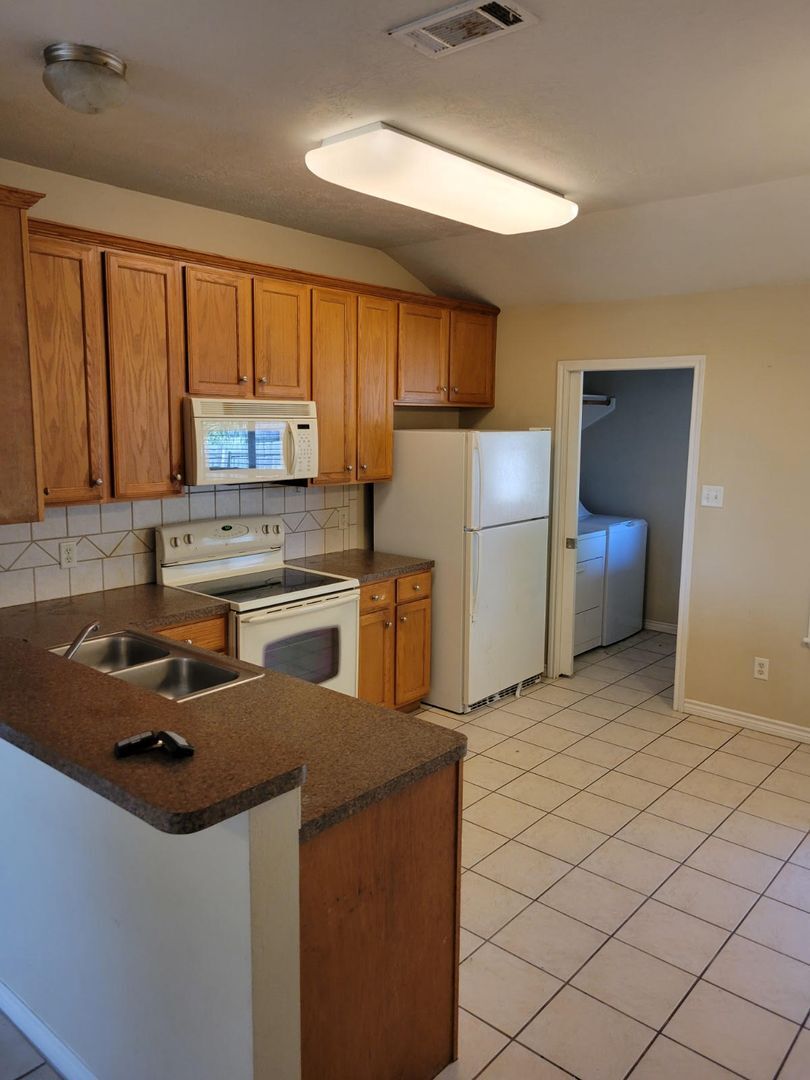 Building Photo - AUGUST 2026 PRE-LEASE!!  Adorable 4 Bedroom 2 Bathroom Home