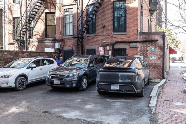 Building Photo - 748 Tremont St