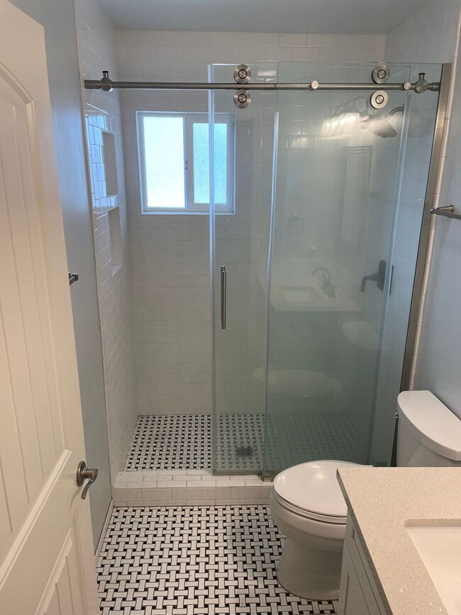 Building Photo - Beautiful Mid Century 3 Bedroom 3.5 Bathro...