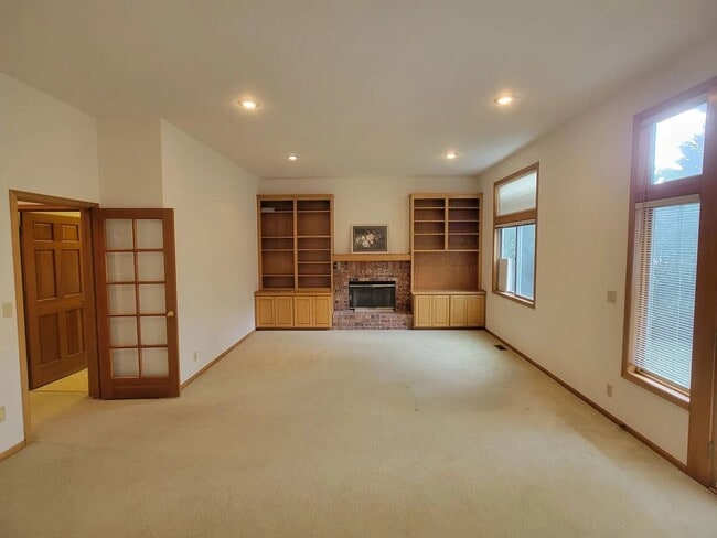 Building Photo - Spacious 3-Bedroom Home with Den and Private Backyard in Prime Location