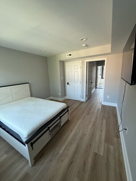 Building Photo - 2317 Barclay St