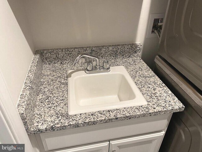 Building Photo - 7911 Independence Dr