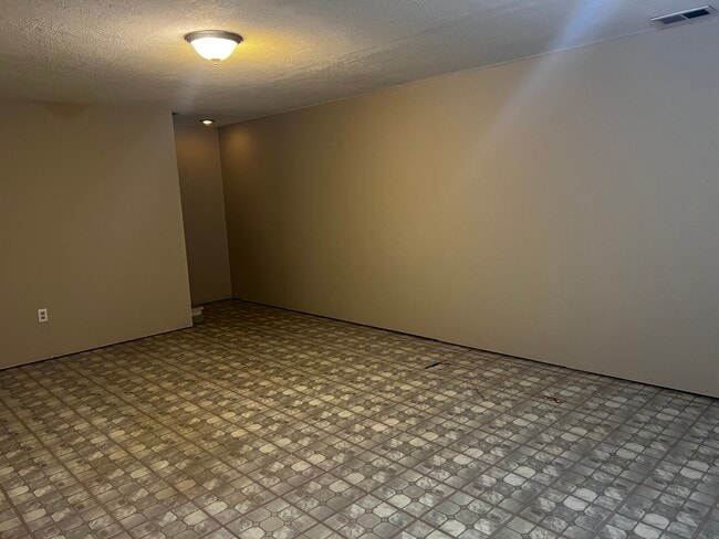 Building Photo - 5010 Delray Dr