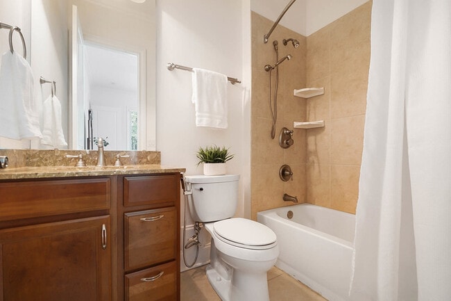 Building Photo - Luxury 5 Bedroom Retreat with Pool in Wedd...