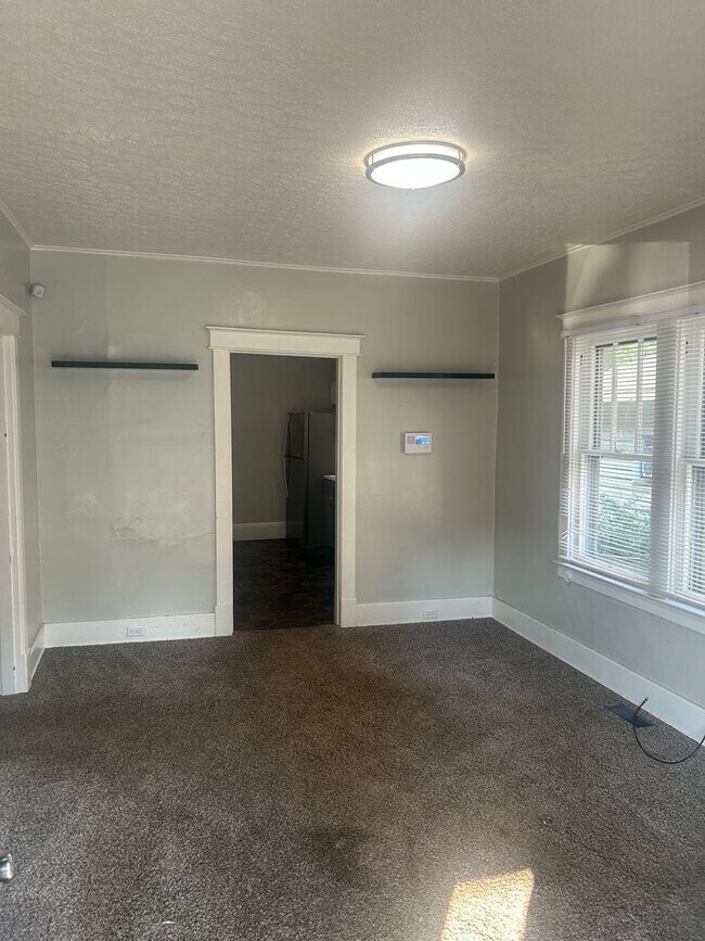 Building Photo - 2 Bedroom/ 1 Bath