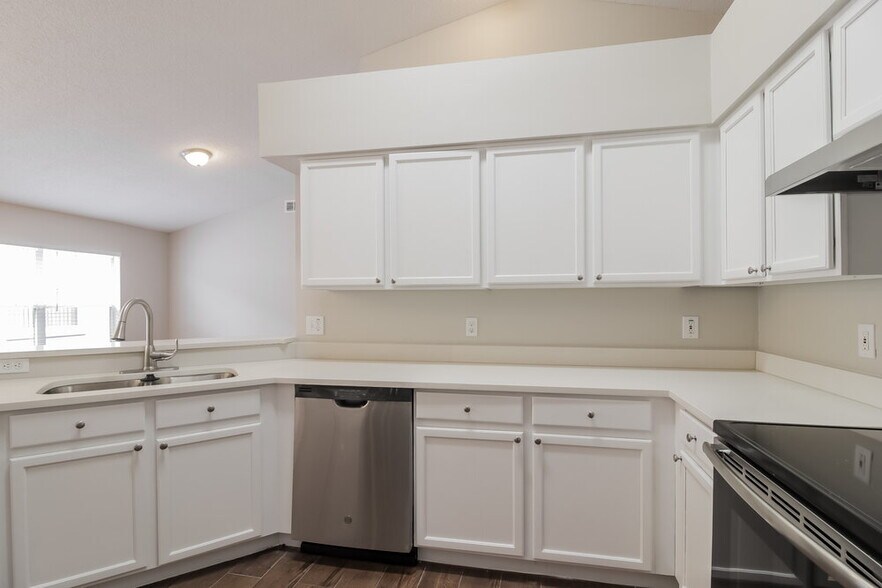 Building Photo - 13621 Meadowpark Ave