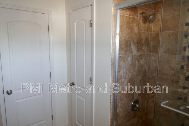 Building Photo - 5 E Judith Ann Dr