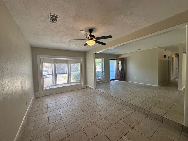 Building Photo - Freshly updated and Move in ready!