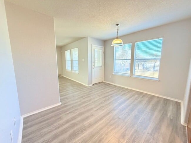 Building Photo - Super Nice 4 Bedroom w/Loft in Prime Location with Community Amenities