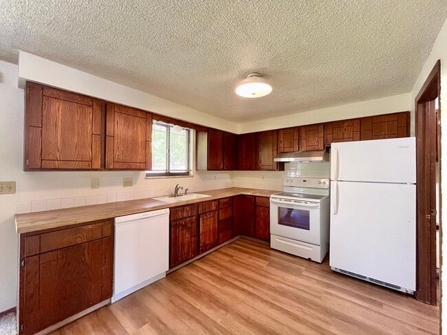 Building Photo - 2 Bedroom, 1 Bath Ranch Duplex, with attached 1 Car Garage in Loveland, CO