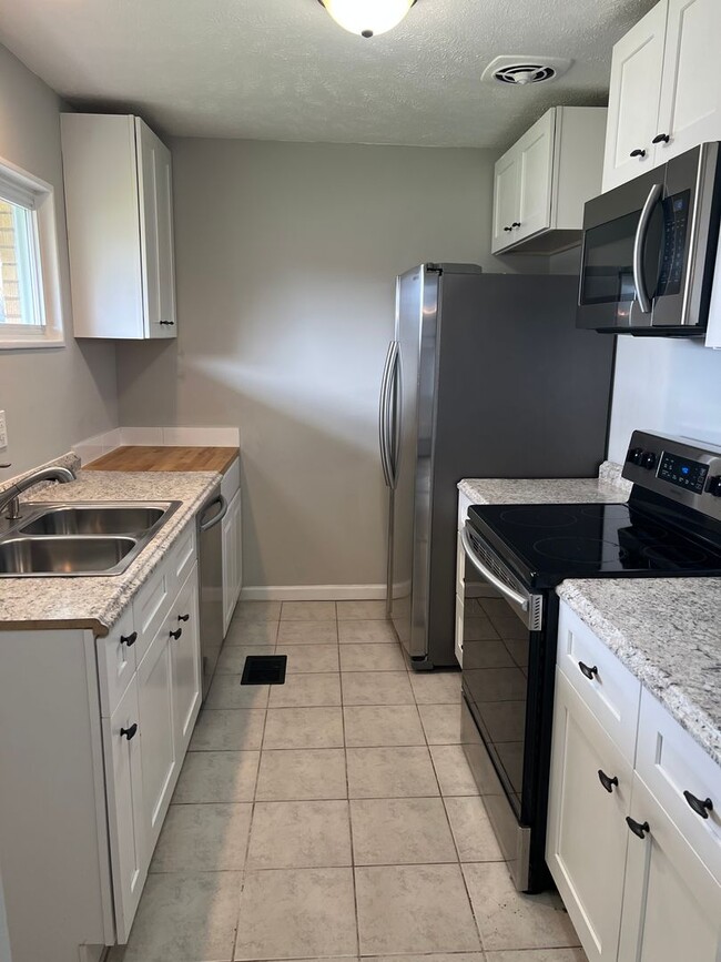 Building Photo - Spacious and recently renovated 4 bedroom
