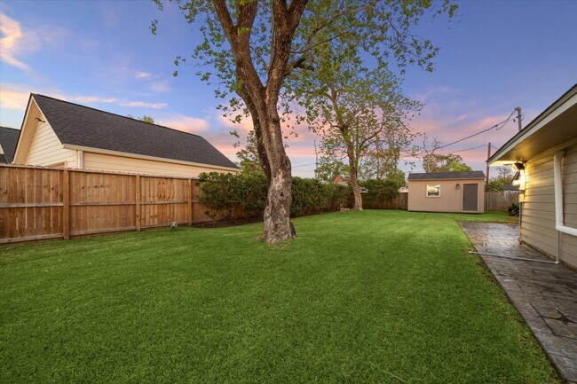 Building Photo - 9222 Bronco Dr
