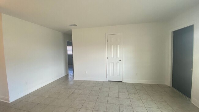 Building Photo - Fully Remodeled 2/2 Villa, Stainless, Granite Fully Tiled! WIFI Included!