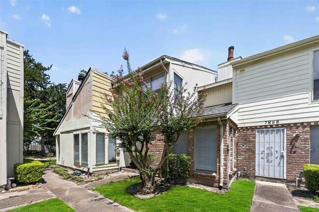 Building Photo - 7866 Green Lawn Dr