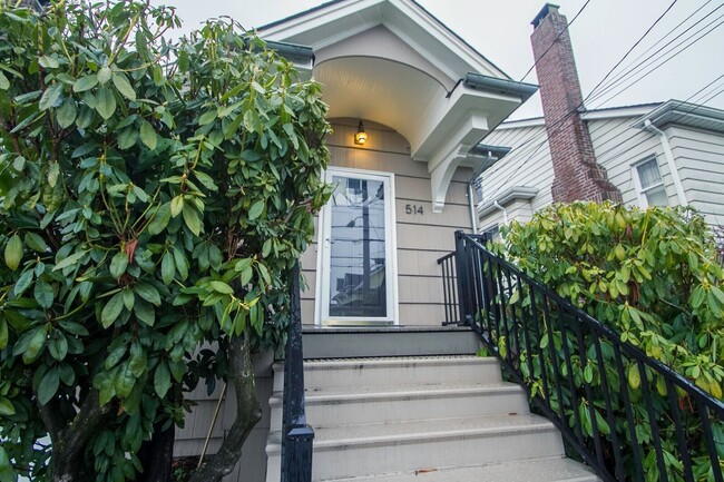Building Photo - Beautiful Maple Leaf Home