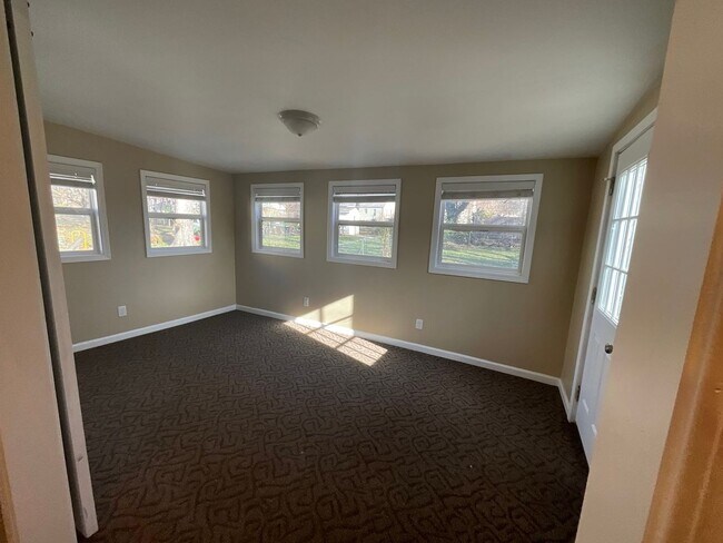 Building Photo - 2 Bedroom with move in special
