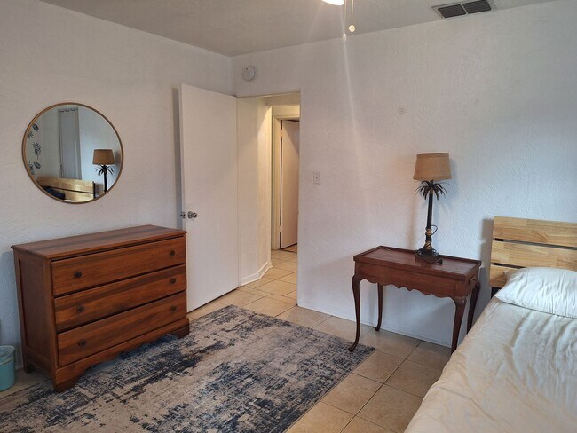 Building Photo - WALK TO THE BEACH - 3BR 2BA PARTIALLY FURNISHED