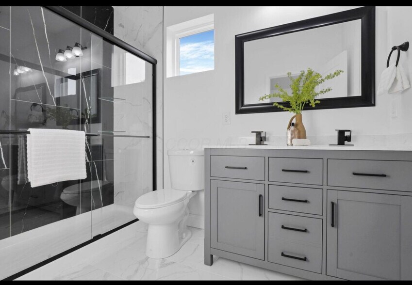 Building Photo - 613 Siebert St